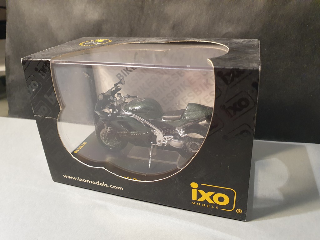 TRIUMPH 955i DAYTONA CENTENARY - 1/24 IXO STB019