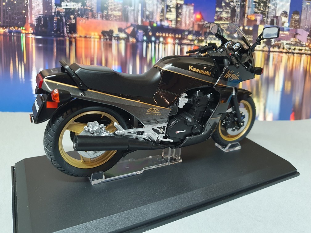 KAWASAKI GPZ900R NINJA Black/Gold - 1/12 AOSHIMA – Image 2